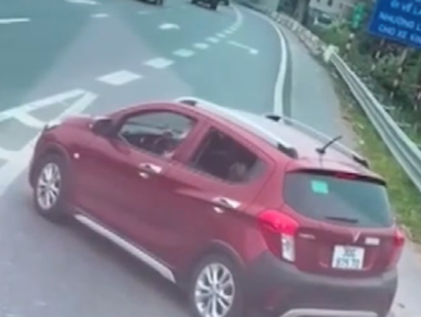 Nữ tài xế liều lĩnh đi ngược chiều cao tốc Pháp Vân - Cầu Giẽ 