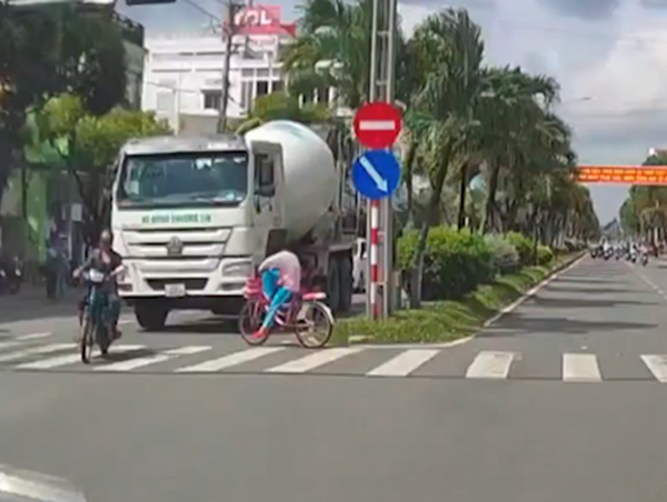 Thót tim bé gái đạp xe vượt đèn đỏ suýt đâm thẳng vào xe trộn bê tông