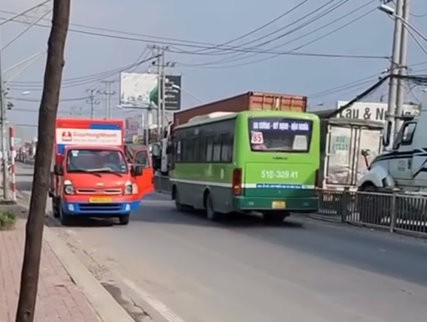 Tắc đường, xe buýt ngang nhiên đi ngược chiều gây mất an toàn