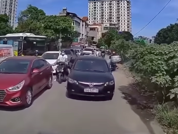 Tài xế ô tô “khôn lỏi” lấn làn buộc phải lùi xe