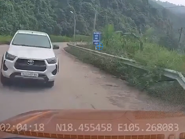 Xe bán tải lấn làn, suýt tông thẳng vào ô tô đối diện