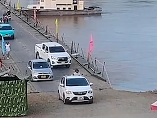 Ô tô bán tải vượt ẩu, lấn làn khi đi qua cầu phao gây bức xúc