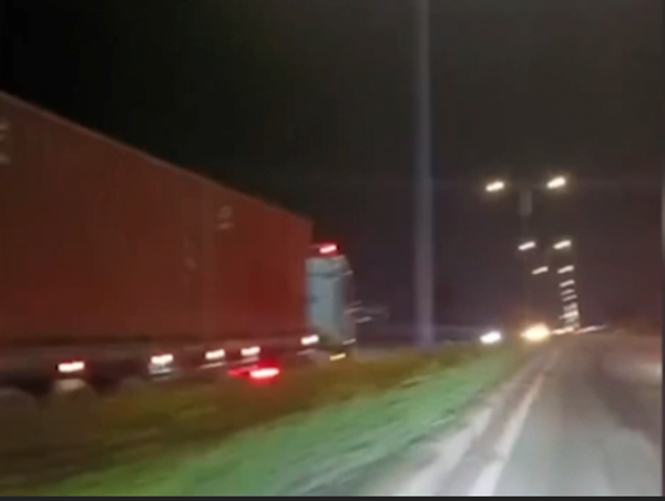 Xe container chạy ngược chiều gây mất an toàn giao thông