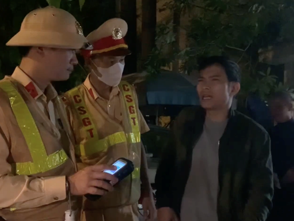 Người đàn ông có biểu hiện say xỉn, chống đối cảnh sát giao thông