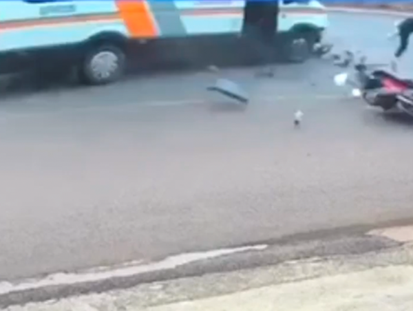 Xe 16 chỗ “phóng như bay”, tông trúng xe máy khiến một người tử vong