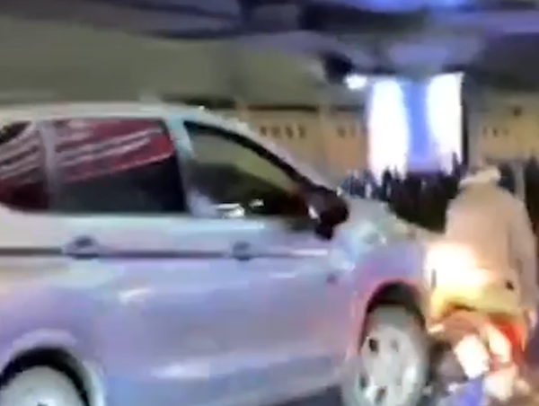 Ô tô gây tai nạn rồi bỏ chạy bị đập vỡ kính