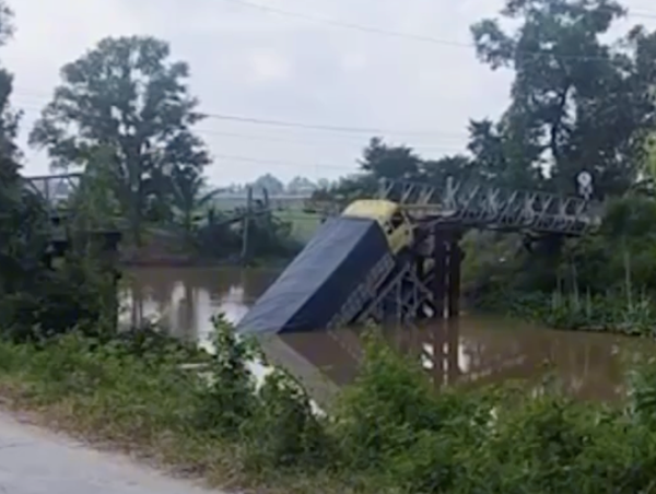 Xe chở gạch trọng tải 30 tấn làm sập cầu 5 tấn