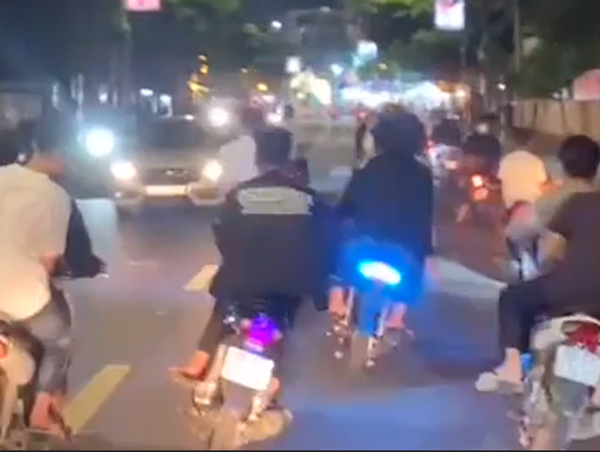 Nhóm 'quái xế' lạng lách, đánh võng đăng clip lên mạng thách thức
