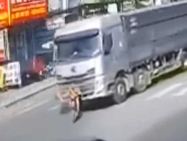Tạt đầu xe tải tại nút giao, bé trai đi xe điện tử vong