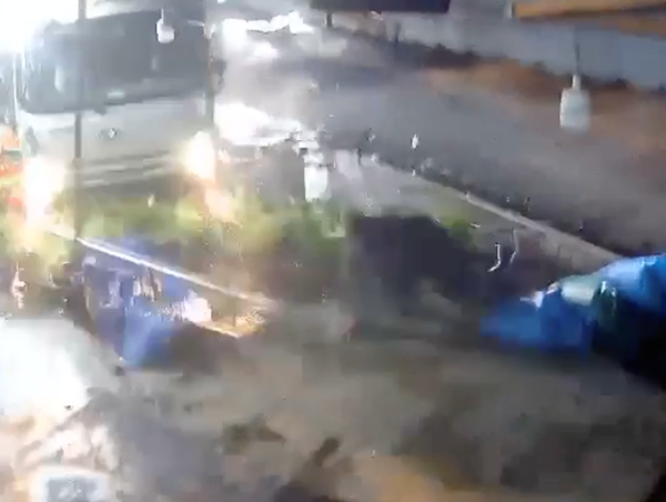 Xe tải lao vào sạp bán rau ven đường, người đàn ông thoát chết