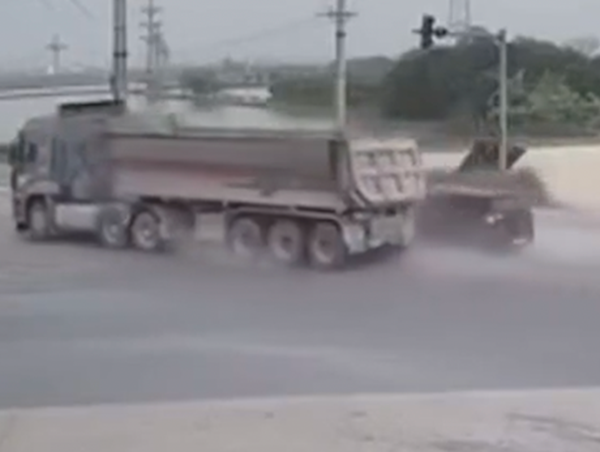 Xe tải phóng qua nút giao va chạm với ô tô con