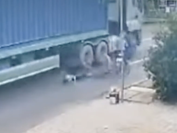 Nữ sinh đi xe đạp tử vong thương tâm dưới bánh xe đầu kéo