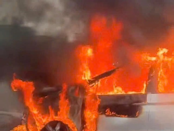 Khoảnh khắc ô tô 7 chỗ cháy rụi trên cao tốc TP HCM - Long Thành - Dầu Giây