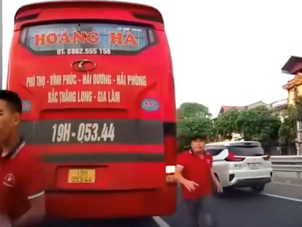 Xe khách ngang nhiên tạt đầu, gây gổ với tài xế ô tô con 