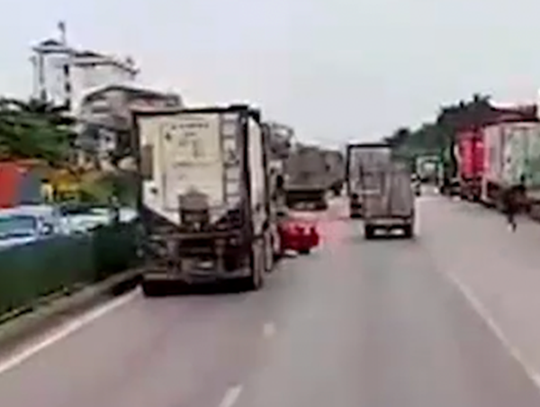 Ô tô con tạt đầu container gây tai nạn trên quốc lộ