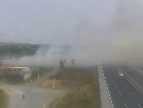 Đốt rác dọc cao tốc Hà Nội - Hải Phòng làm tăng nguy cơ xảy ra tai nạn