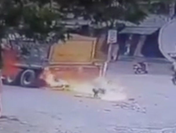 Xe máy bốc cháy sau va chạm