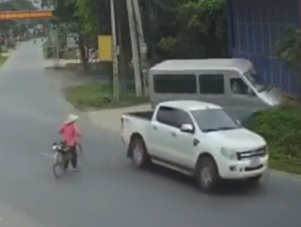 Người phụ nữ dừng xe giữa đường suýt gây tai nạn cho các phương tiện khác