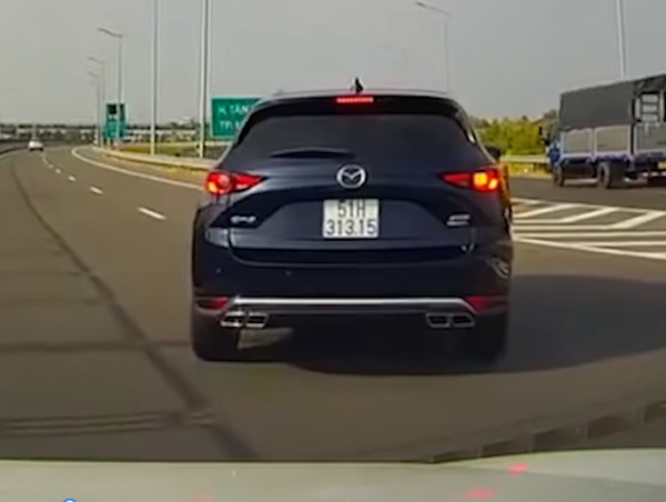 Ô tô con ngang nhiên đi lùi, cắt vạch xương cá trên cao tốc