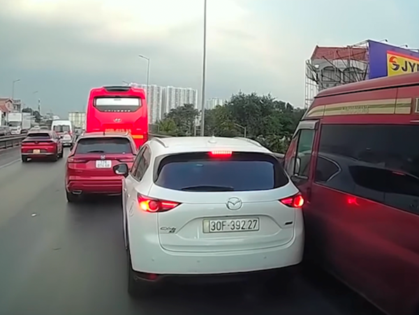 Xe linmousine ngang nhiên đi vào làn dừng khẩn cấp trên đường vành đai 3