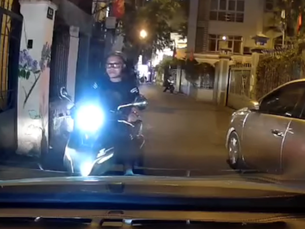 Xe máy và ô tô đối đầu quyết không nhường đường trong ngõ hẹp 