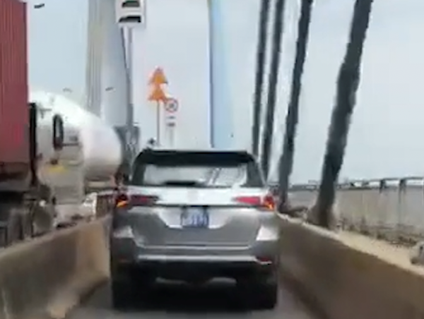 Tài xế xe biển xanh chạy vào làn xe máy trên cầu Phú Mỹ bị tước bằng lái