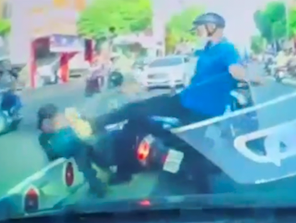 Va chạm giao thông, nam thanh niên bị người đàn ông hành hung giữa phố