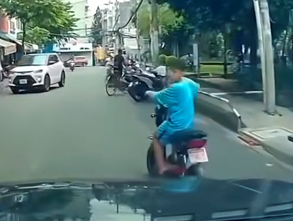 Va chạm với xe ô tô, bé trai tự cúi đầu xin lỗi