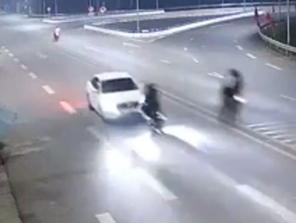 Khoảnh khắc xe máy lấn làn tông vào ô tô, khiến một người tử vong
