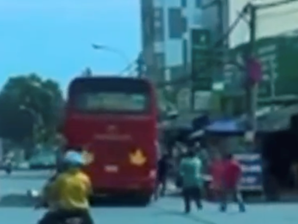 Nhóm người cầm gậy truy đuổi xe khách giữa đường