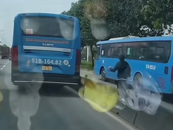 Xe buýt ngang nhiên dừng ở làn ô tô trên xa lộ Hà Nội đón khách