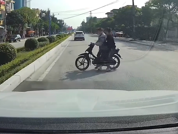 Quay đầu xe “ẩu” hai nam thanh niên đầu trần suýt gây tai nạn