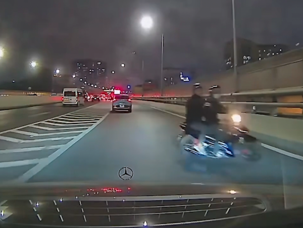 Quay đầu trên đường dành cho ô tô, hai thanh niên đi xe máy suýt gây tai nạn