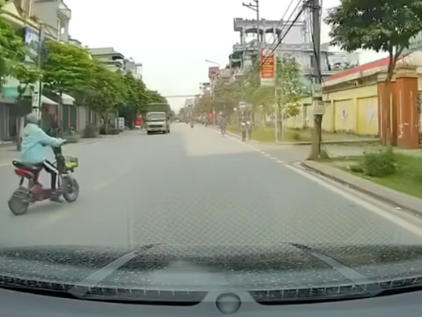 Người phụ nữ đi xe đạp điện sang đường “ẩu” suýt gây tai nạn
