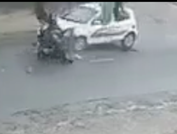 Xe máy tông trực diện ô tô con, 2 phụ nữ nguy kịch