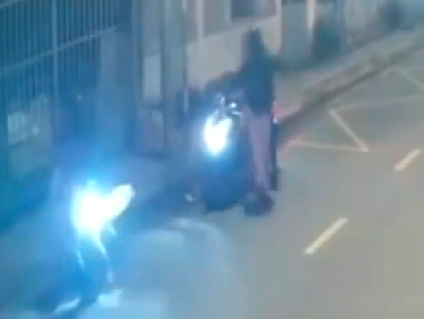 4 thanh niên chặn xe, đánh người đi đường tới tấp