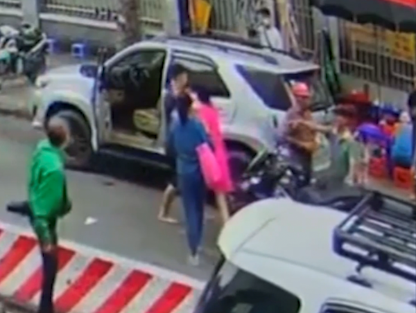 Tài xế ô tô đánh người đàn ông đi xe máy gần Bệnh viện Từ Dũ