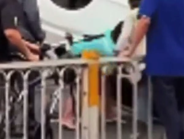 Nữ xe ôm công nghệ dùng gạch đập kính ô tô cứu người