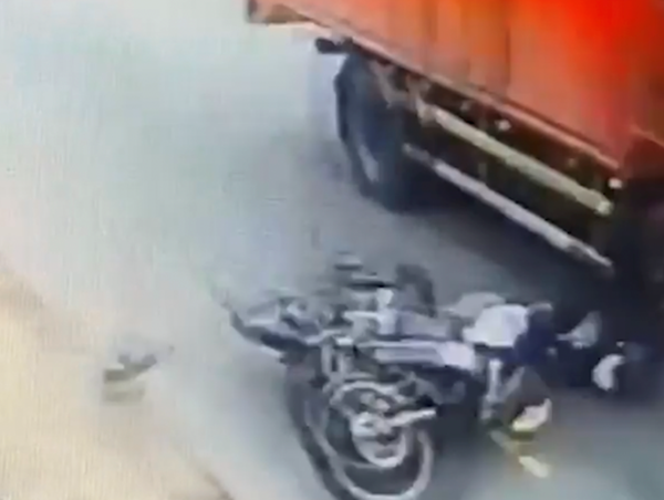 Va chạm với xe tải, một nam sinh viên tử vong tại chỗ