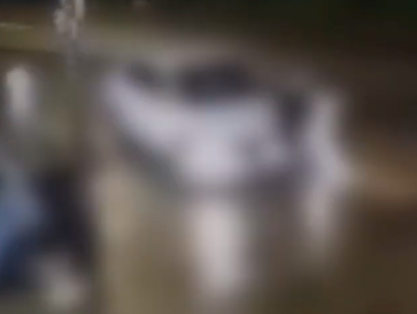 Cô gái bị ô tô cán qua người trước cửa quán karaoke