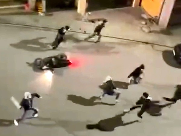 Nhóm thanh niên hỗn chiến, đập phá xe máy trong đêm