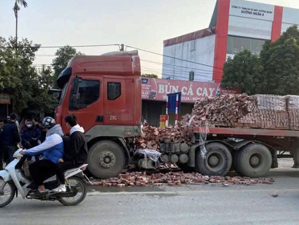 Xe máy kẹp 3 chui vào gầm ô tô đầu kéo khiến 1 người tử vong