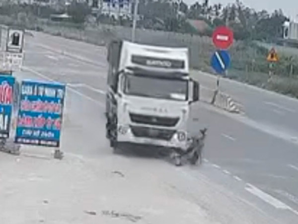 Khoảnh khắc xe tải gây tai nạn liên hoàn vì tránh xe đạp sang đường ẩu