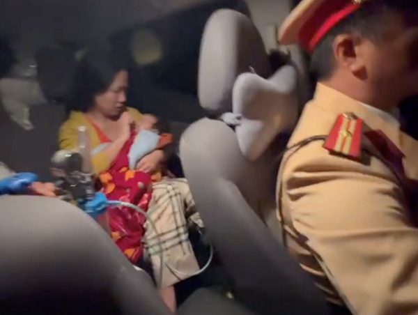 CSGT dùng xe đặc chủng đưa trẻ sơ sinh đến bệnh viện cấp cứu