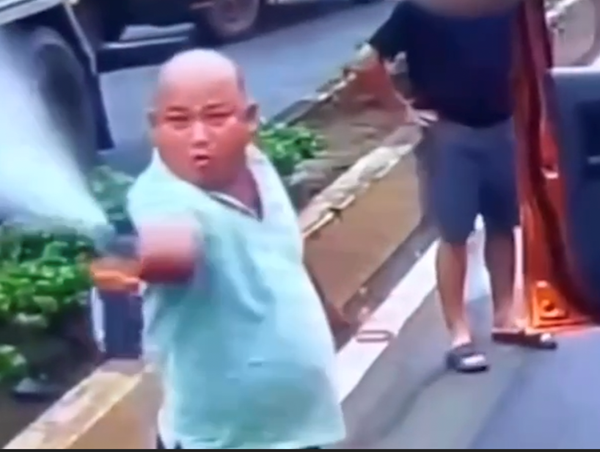 Tài xế cầm gậy sắt, xịt hơi cay đe dọa xe khác trên đường