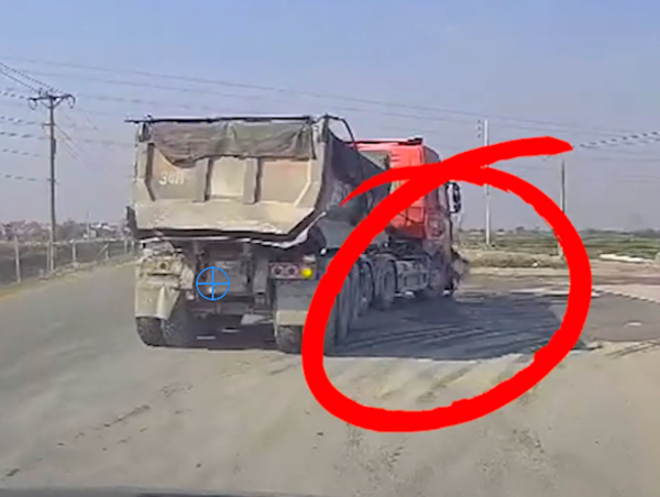 Cụ bà đi xe đạp bị cuốn vào gầm xe đầu kéo