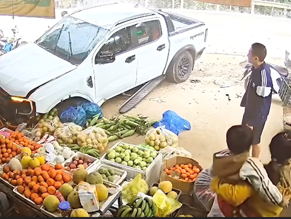 Xe ô tô lao vào cửa hàng tạp hóa, 2 người thoát chết