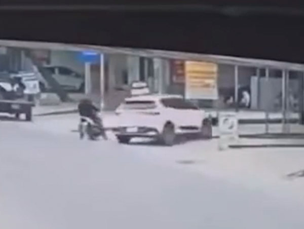 Tránh xe máy, ô tô lao thẳng vào nhà dân đâm bé gái tử vong