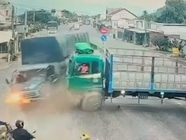 Tai nạn liên hoàn, xe tải tông vào quán ven đường khiến nhiều người bị thương