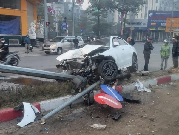 Khoảnh khắc xe sang phóng như bay, tông đổ cột biển báo